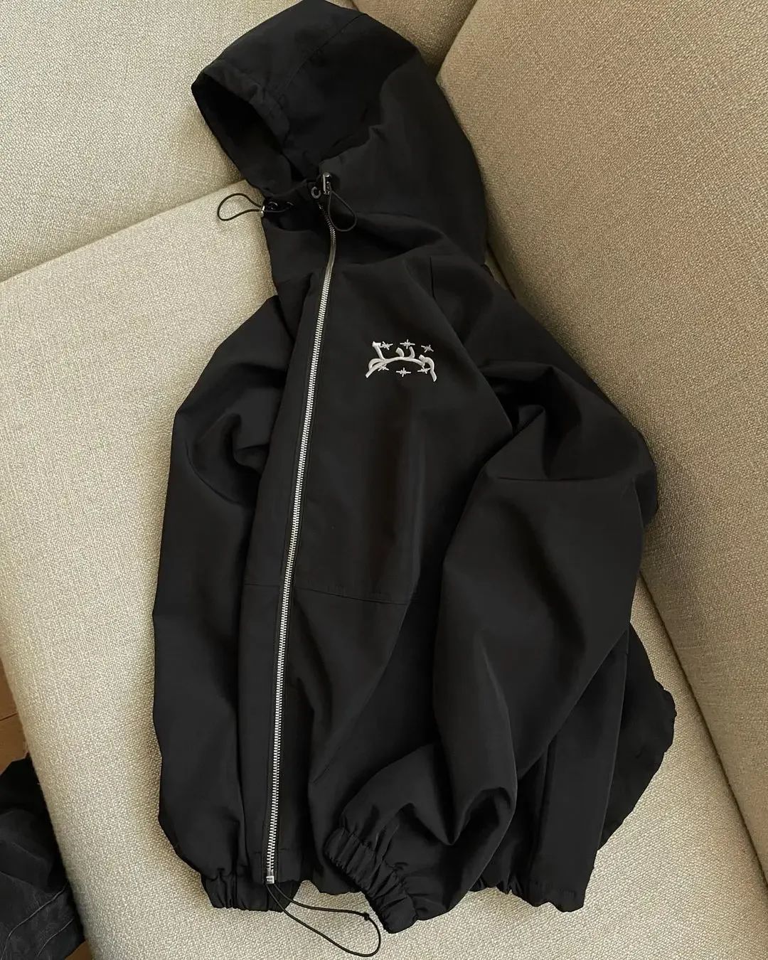 VIRAL WINDBREAKER